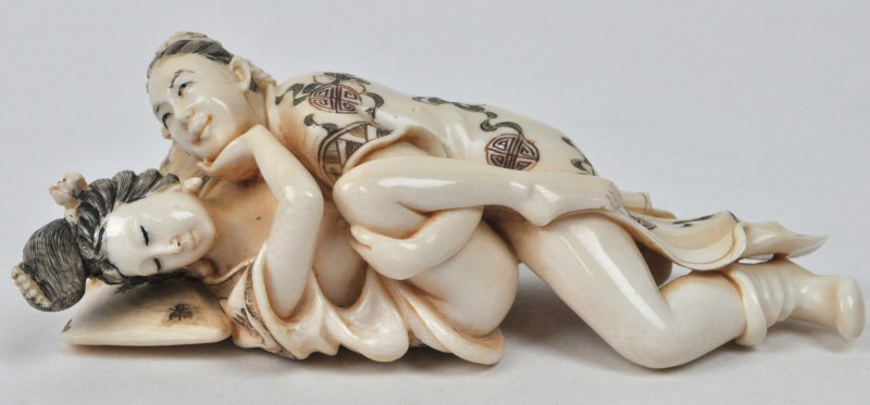 Een erotische voorstelling van gesculpteerd ivoor. Japans werk. Gesigneerd.