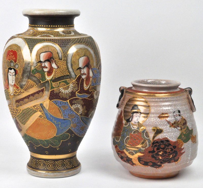 Twee vazen van Satsuma aardewerk, waarvan één omstreeks 1900. Beide onderaan gemerkt.