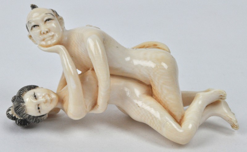 Een erotische voorstelling van gesculpteerd Japans ivoor.