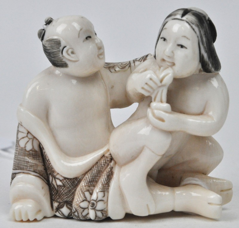 “Vrijend koppel in hurkzit”. Erotische netsuké van gesculpteerd ivoor. Japan, Mei-ji. Onderaan gemerkt.
