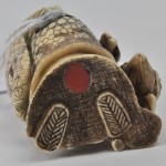 “Jurojin, met zijn staf en vergezeld van een kraanvogel”. Netsuké van heel fijn gesculpteerd ivoor. Japan, Mei-ji. Onderaan rood lakzegel.