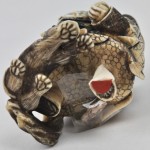 “Bishamonten, de krijgsgod vergezeld van een grote rat”. Netsuké van heel fijn gesculpteerd ivoor. Japan, Mei-ji. Onderaan rood lakzegel. Beschadigd.