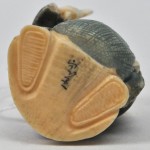 “Hotei met zijn zak en zijn waaier”. Netsuké van gesculpteerd ivoor. Japan, Mei-ji. Onderaan gemerkt.