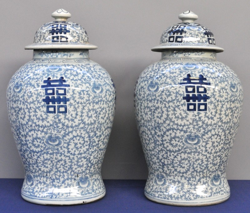 Een paar Chinese dekselpotten van blauw en wit porselein.