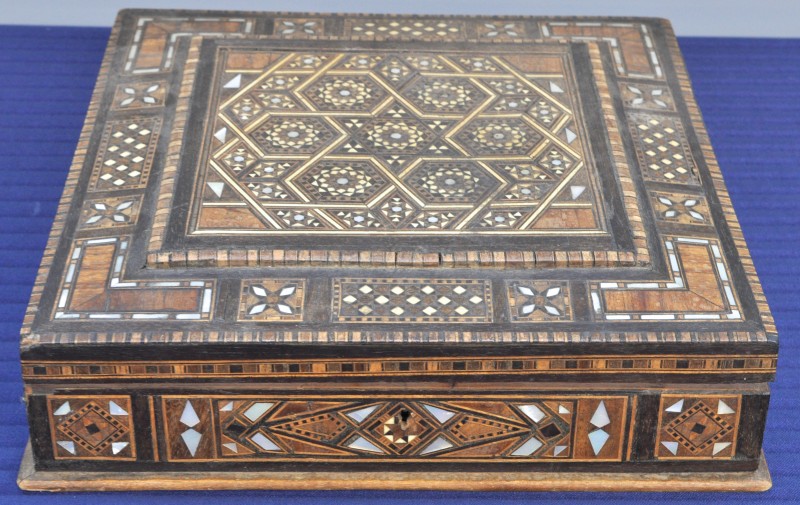 Een houten presenteerdoos in Arabische stijl ingelegd met been, parelmoer en diverse houtsoorten.