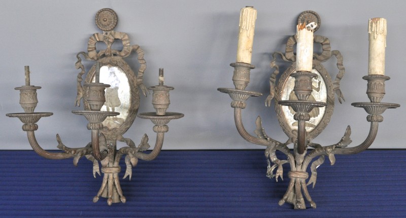 Een paar bronzen appliques in Lodewijk XVI-stijl met drie lichpunten en een afbeelding van een dame en een heer op spiegelglas in de cartouche.
