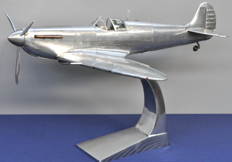 Een schaalmodel van een “Spitfire” op staander.