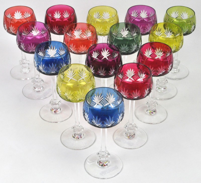 Een lot van vijftien glazen van geslepen kristal in diverse kleuren. Vermoedelijk Val St. Lambert, maar niet gemerkt.