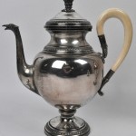 Een vierdelig zilveren koffie- en theestel in Engelse stijl met ivoren handvatten. De tuiten in de vorm van vogelkop. 800 ‰. Belgische keuren, omstreeks 1900.