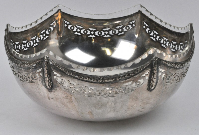 Een zilveren siercoupe met een geslepen glazen recipiënt. Duitse keuren, 800 ‰. Omstreeks 1900.