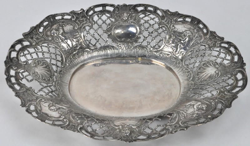Een zilveren sierschaal in Lodewijk XV-stijl met geäjoureerde vleugel. Vermoedelijk Belgisch, 800‰. Kleine beschadigingen.
