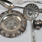 Een lot zilveren voorwerpen, bestaande uit lepels, servetringen, een schaaltje, een asbak, een solifiori en een pillendoosje.