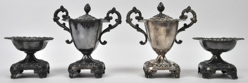 Twee zilveren mosterdpotjes en zoutvaatjes. Belgische keuren, tweede gehalte. Omstreeks 1850.