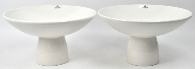 Twee schalen van wit aardewerk naar een ontwerp van Ernest D’ossche. Onderaan gemerkt.