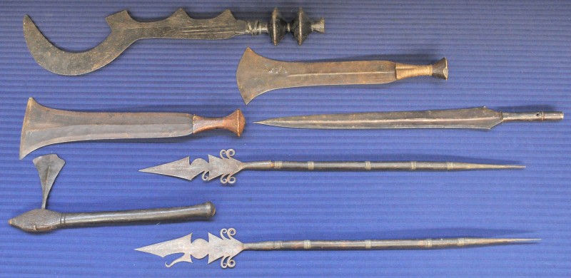 Een lot van zeven verschillende Afrikaanse wapens.