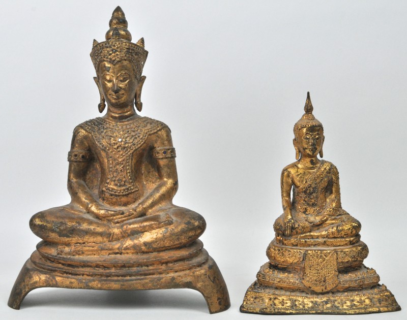 Twee zittende Boeddha’s van verguld brons