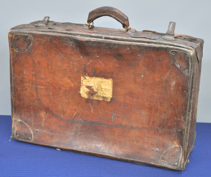 Een oude reiskoffer van cognackleurig leder.