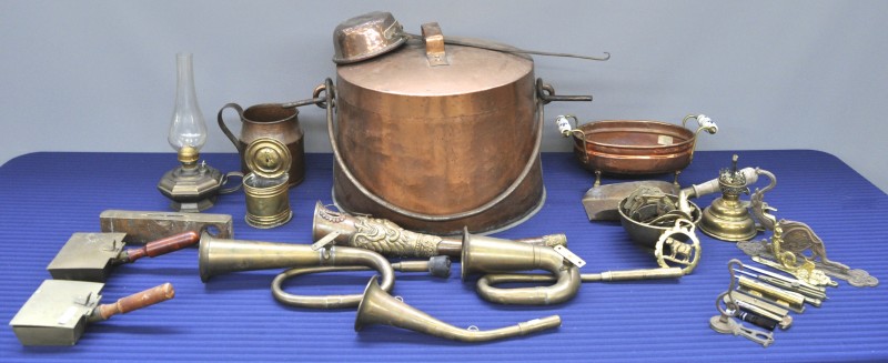 Een lot koper, bestaande uit enkele blaasinstrumentjes, een olielamp, een cachepot, enkele meetinstrumenten, een ketel met pollepel, ...