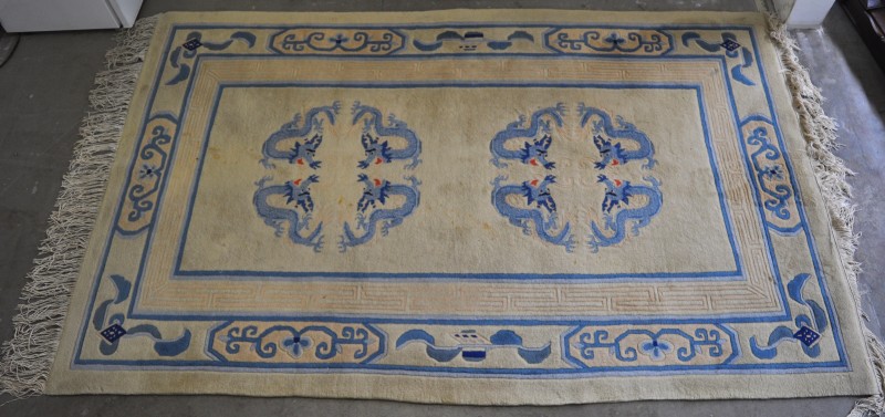 Een Chinees wollen tapijt met een drakenmotief.