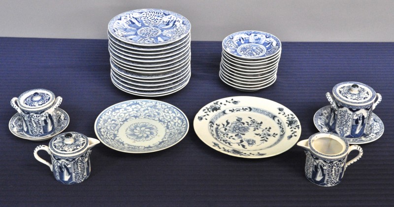 Een Chinees theeservies van blauw en wit porselein met figuren in het decor. Voor 14 personen.