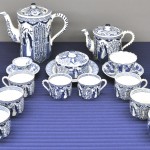 Een Chinees theeservies van blauw en wit porselein met figuren in het decor. Voor 14 personen.