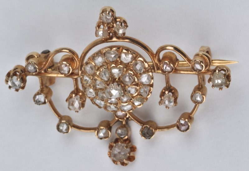 Een 18 karaats geel goud broche bezet met met diamanten oude slijp met een gezamenlijk gewicht van ± 1,00 ct. Einde XIXde eeuw.