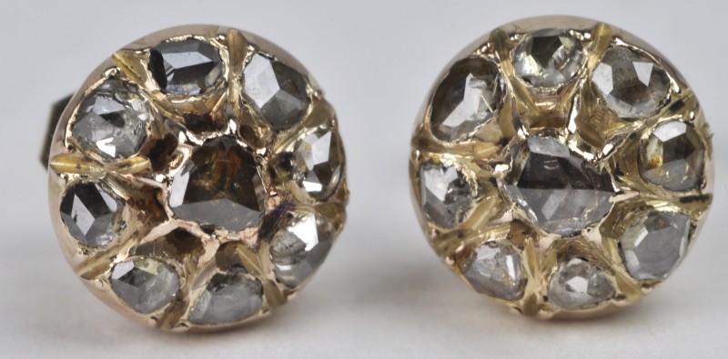 Een paar 18 karaats van wit en geel gouden oorbellen bezet met diamanten oude slijp met een gezamenlijk gewicht van ± 1,00 ct. Prikkers vernieuwd.