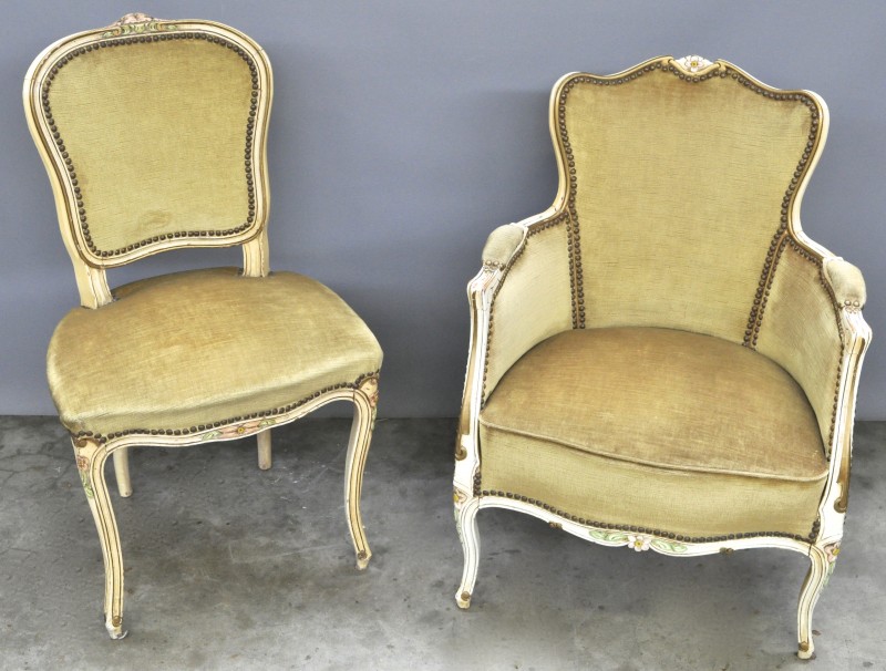 Een stoel en een armstoel van wit gepatineerd notenhout in Lodewijk XV-stijl.