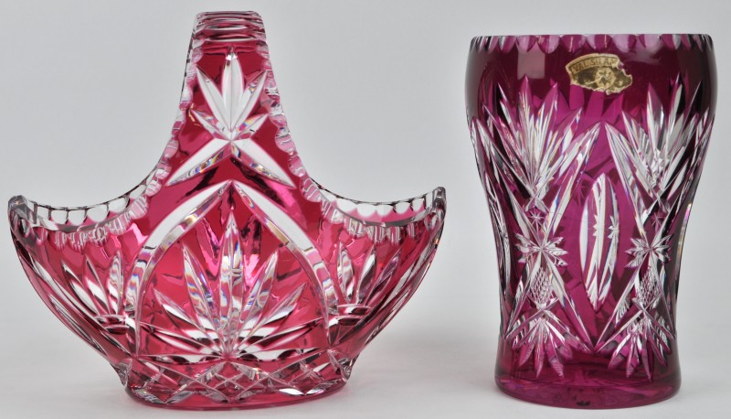 Een mandje en een vaas van geslepen kristal, rood gekleurd in de massa. De tweede gemerkt Val St. Lambert.