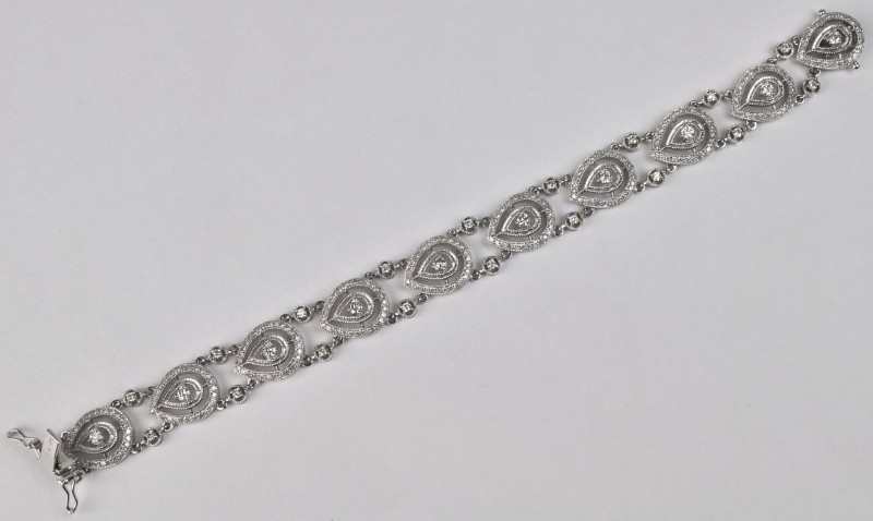 Een 18 karaats wit gouden schakelarmband bezet met diamanten met een gezamenlijk gewicht van ± 3,10 ct. Art deco model.