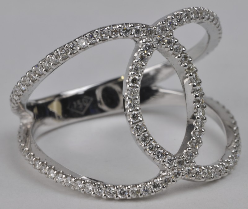 Een 18 karaats wit gouden ring bezet met diamanten met een gezamenlijk gewicht van ± 0,56 ct.