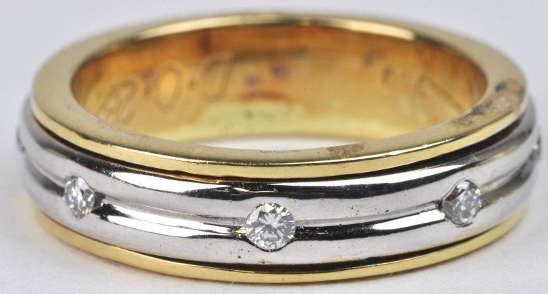 Een 18 karaats wit en geel gouden trouwring bezet met diamanten met een gezamenlijk gewicht van ± 0,28 ct.