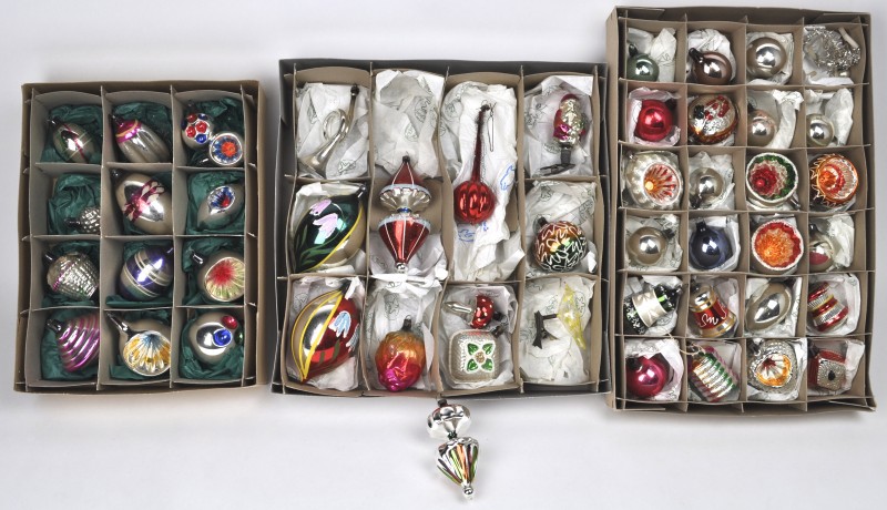 Een lot van 46 oude kerstballen van meerkleurig glas in diverse uitvoeringen.