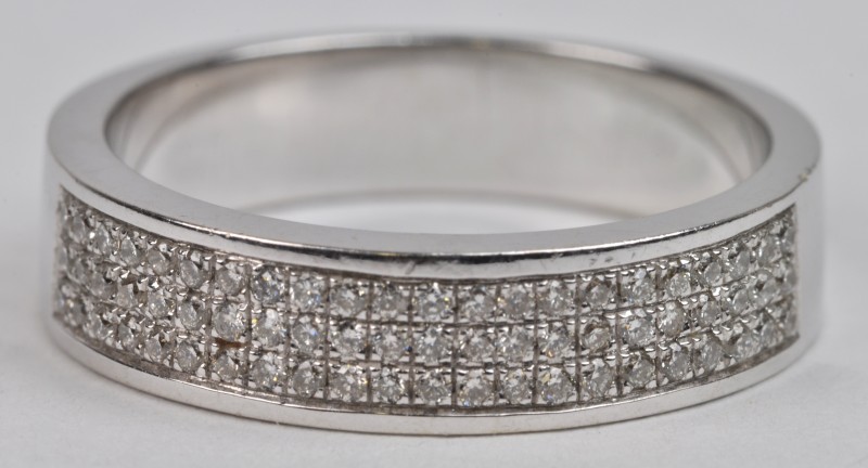 Een 18 karaats wit gouden ring bezet met diamanten met een gezamenlijk gewicht van ± 0,33 ct.