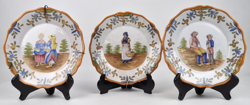 Drie borden van meerkleurig Frans aardewerk, versierd met agrarische taferelen op het plat. Omstreeks 1900. Onderaan gemerkt.
