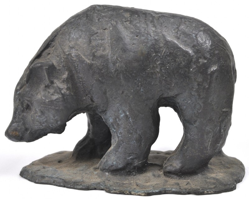 Een kleine beer van donker gepatineerd brons.