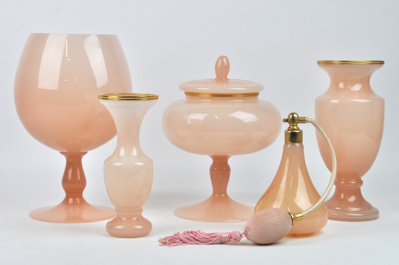 Een lot roze opaalglas, bestaande uit een parfumverstuiver, twee vazen en een coupe op voet en een drageoir.