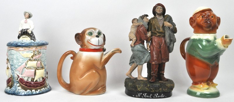 Een lot meerkleurig aardewerk, bestaande uit twee theepotten in de vorm van een aap en een tabakspot met een decor van schepen. We voegen er een  terracotta groep in de vorm van een vissersfamilie aan toe, getiteld “Il faut partir”.