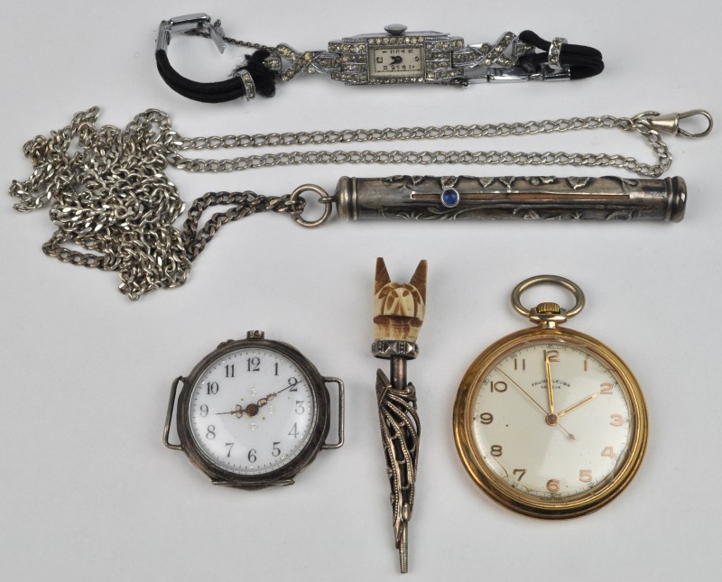 Een lot zilveren voorwerpen, bestaande uit een dames- en een herenhorloge, een potloodkokertje en een siervoorwerpje met een ivoren hondenkopje. We voegen er een zakhorloge aan toe.