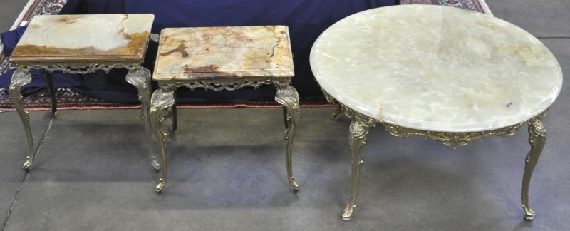 Drie rechthoekige bijzettafeltjes en een ronde salontafel van geel koper in Lodewijk XV-stijl met onyxen bladen.