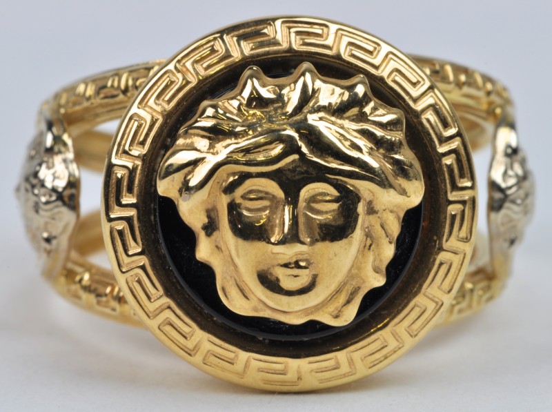 Een 18 karaats geel gouden ring met Medusa afbeelding.