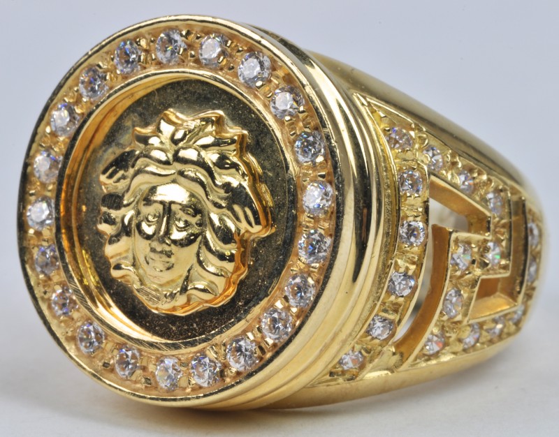 Een 18 karaats geel gouden ring met Medusa afbeelding en fantasiestenen.