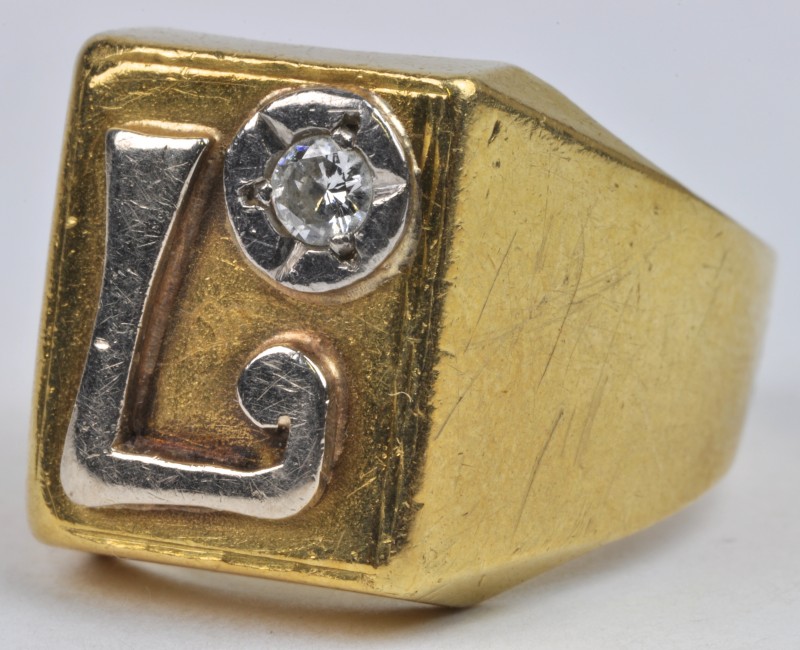 Een 18 karaats wit en geel gouden ring met initialen en met één diamant van ± 0,20 ct (te herstellen).
