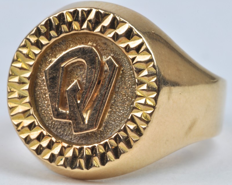 Een 18 karaats geel gouden ring met initialen.