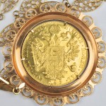 Een 18 karaats geel gouden ketting in filigraan met hanger bezet met een herdenkings medaille van Frans Joseph. Keizer van Oostenrijk.