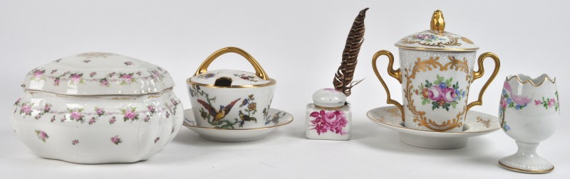 Een lot Limoges porselein bestaande uit een eierdopje, een bonbonnière, een inktpotje, een suikerpotje en een dekselpotje met bijbehorend schoteltje.