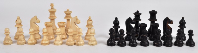 Een complete set schaakstukken van gedraaid ivoor. Enkele kleine letsels en enige slijtage.