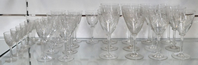 Gedeelte glasservies met mondgeblazen en gegraveerde glazen. Omstreeks 1930. 29 stuks.