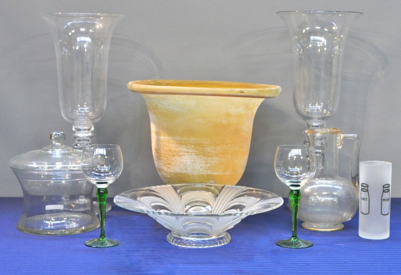Een lot glaswerk, bestaande uit twee grote kelkvazen op hoge voet, een geelkleurige vaas, een geslepen schaal, een karaf, ...