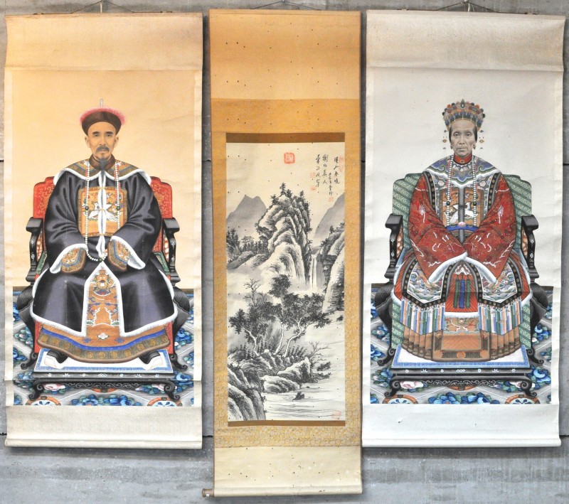 Een Keizer en Keizerin en een berglandschap. Drie Chinese scrolls, gemengde techniek, gouache en aquarel op papier.